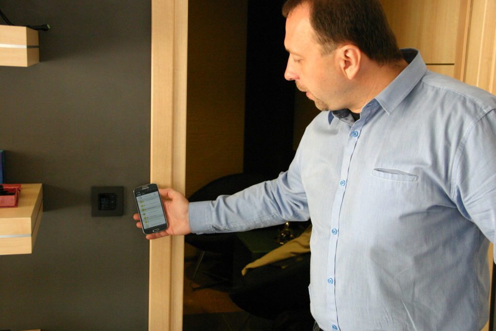 Nowoczesna instalacja elektryczna czyli sterowanie z komórką w ręku Instalacja elektryczna