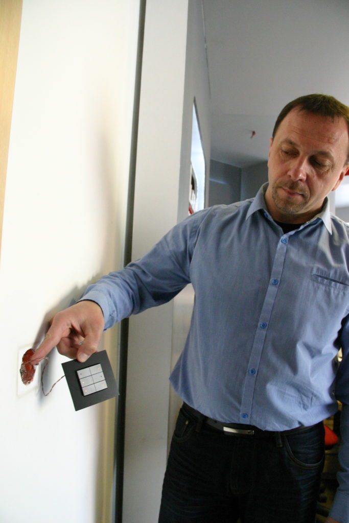 Nowoczesna instalacja elektryczna czyli sterowanie z komórką w ręku Instalacja elektryczna